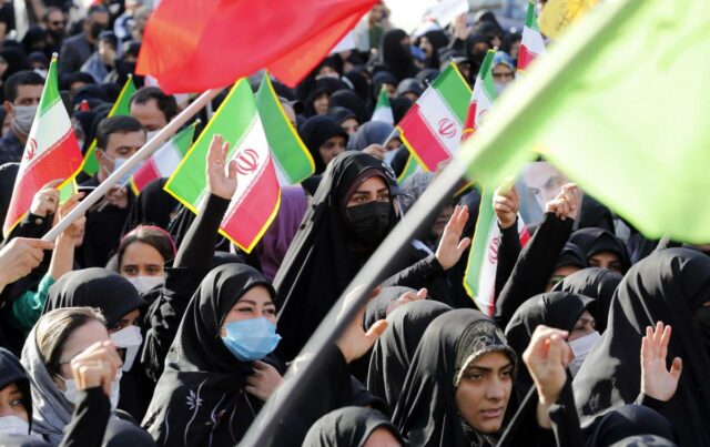 Libere, secondo chi? Donne e velo in Iran