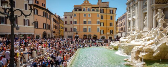 Nel 2023 l’Italia ha registrato il record di 445 milioni di visitatori: il turismo di massa è un fenomeno pericoloso