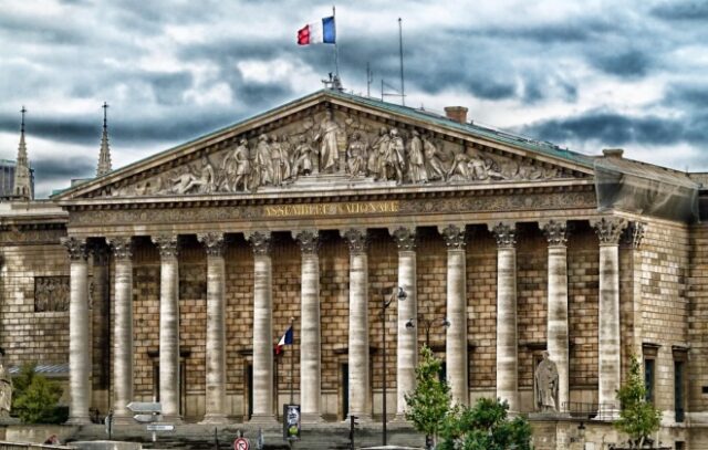 Otto giorni per non cadere – La crisi del governo di François Bayrou