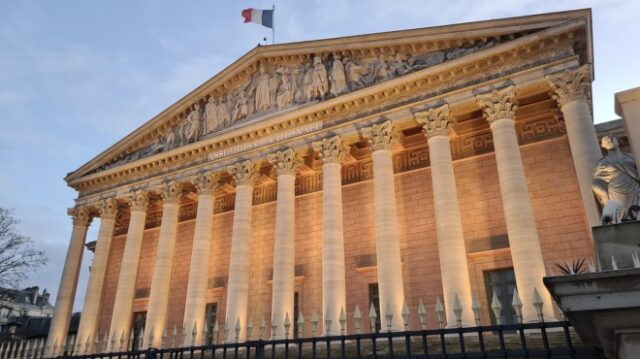 Tra mozioni di censura e di fiducia…cade anche il governo Bayrou