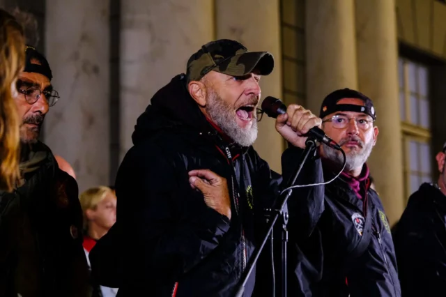 La lezione dei lavoratori portuali